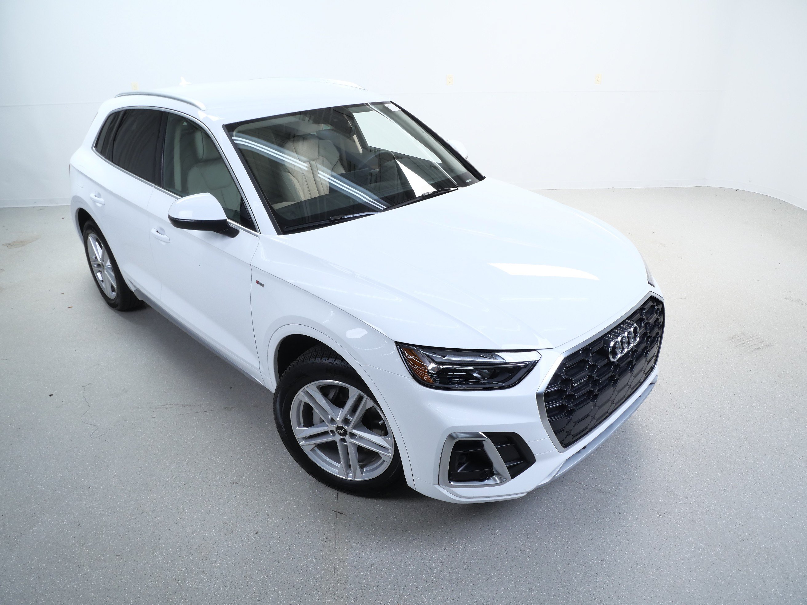 Used 2023 Audi Q5 e Premium w/ Convenience Package AWD/4WD image 4