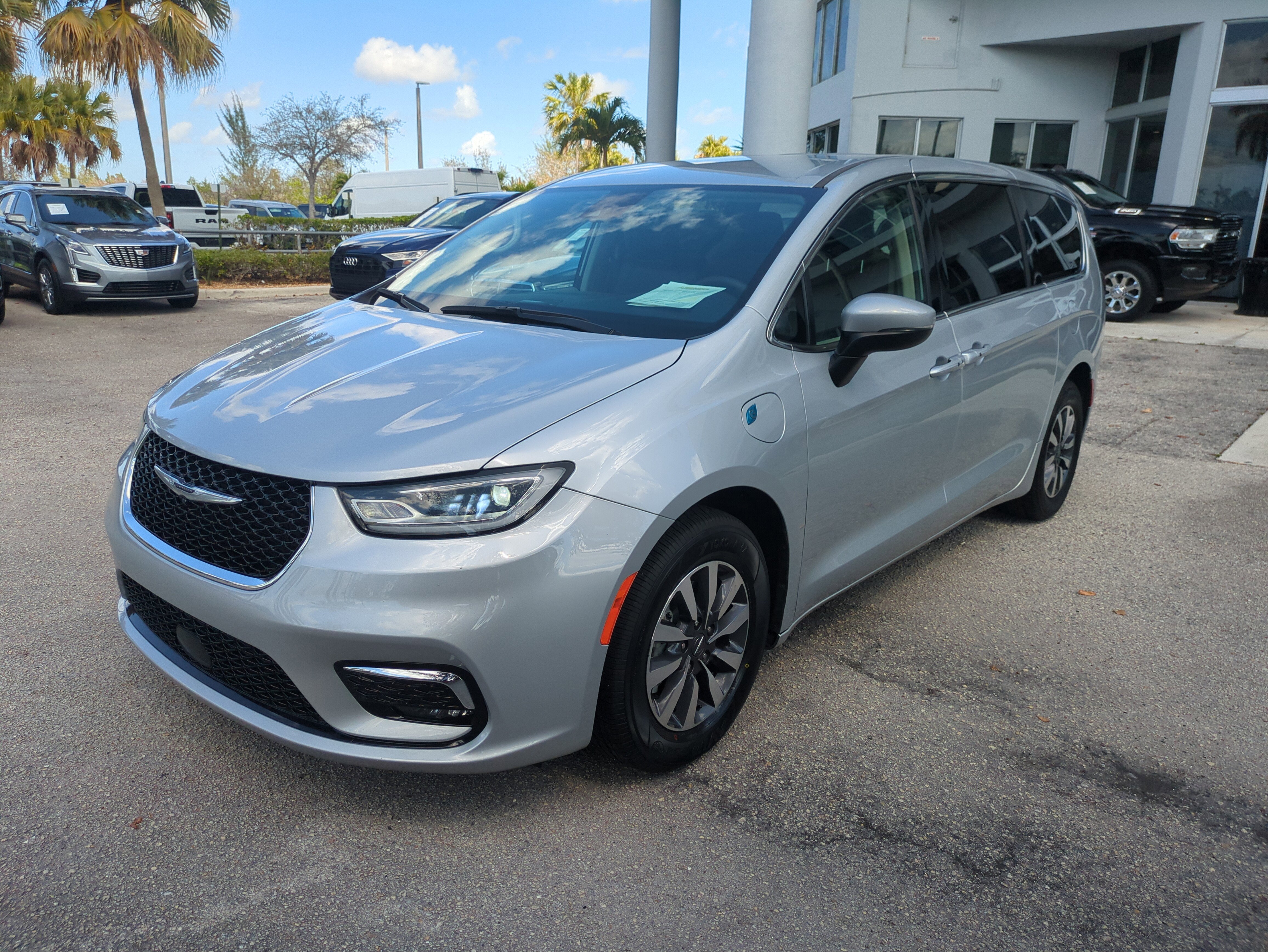 Certified 2023 Chrysler Pacifica Touring-L image 9