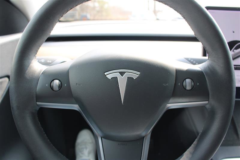 Used 2022 Tesla Model Y Long Range image 16