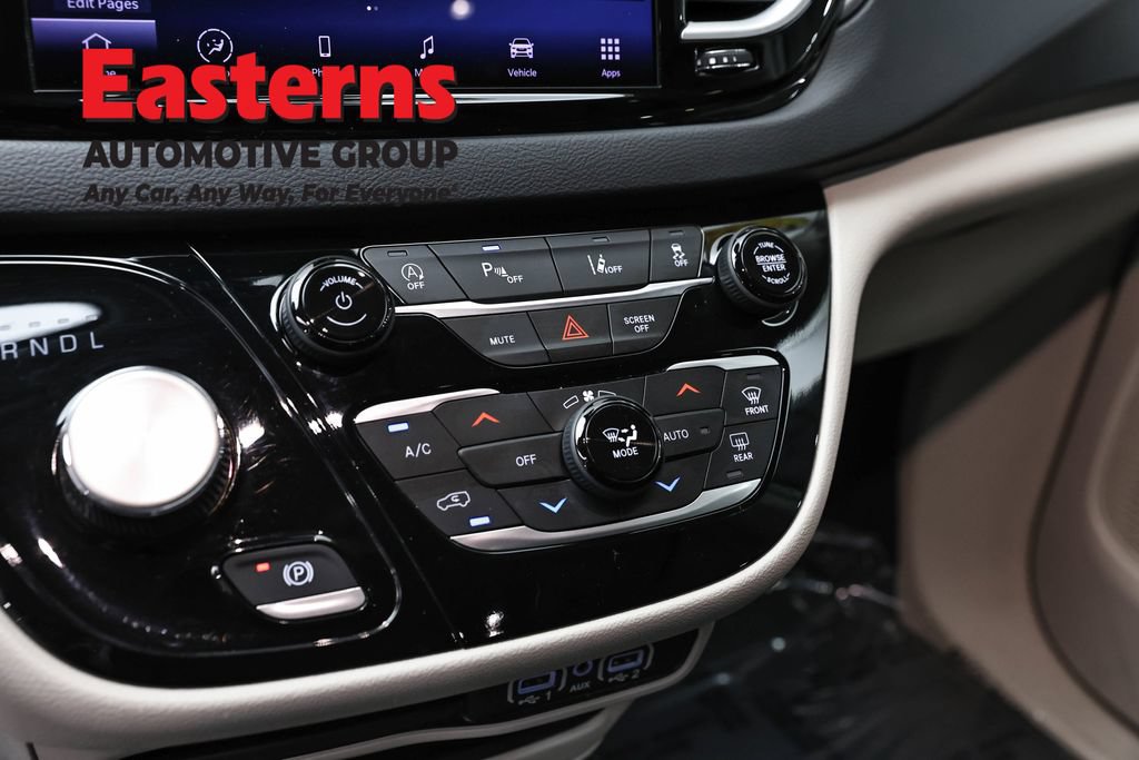 Used 2023 Chrysler Pacifica Touring-L FWD image 20
