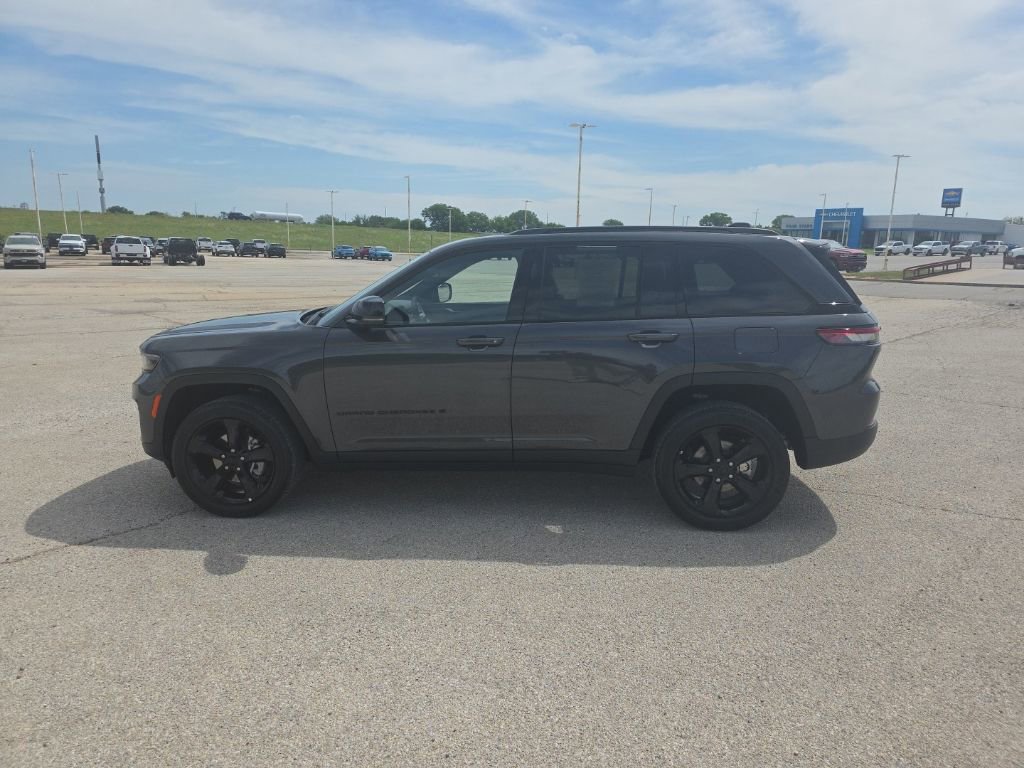 Used 2023 Jeep Grand Cherokee Altitude RWD image 6