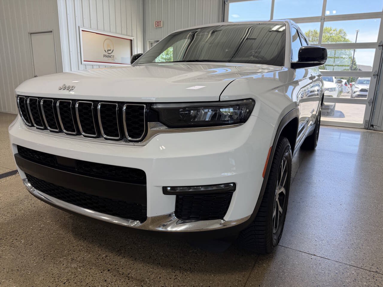 Used 2024 Jeep Grand Cherokee L Limited AWD/4WD image 45