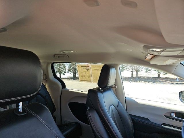 Used 2024 Chrysler Pacifica Touring-L image 12