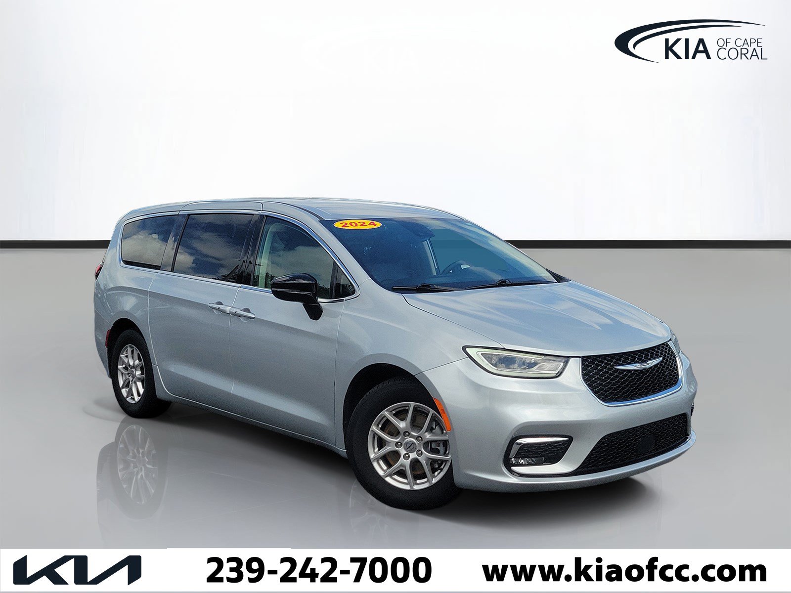 Used 2024 Chrysler Pacifica Touring-L FWD image 1