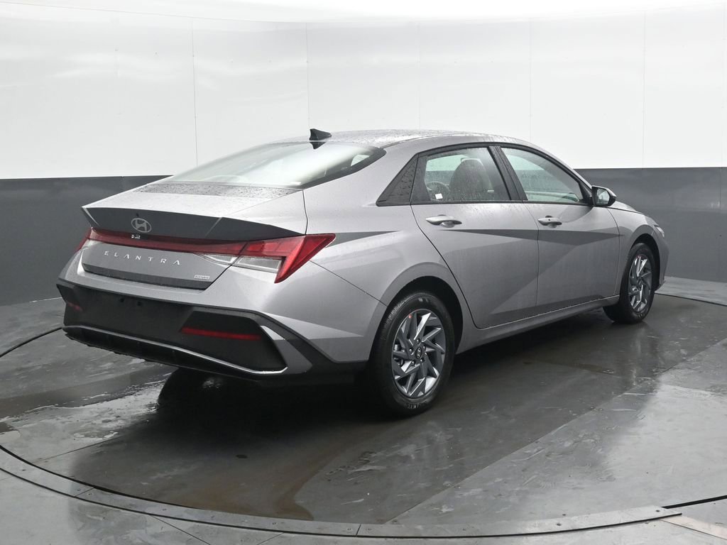 New 2026 Hyundai Elantra Hybrid FWD image 2