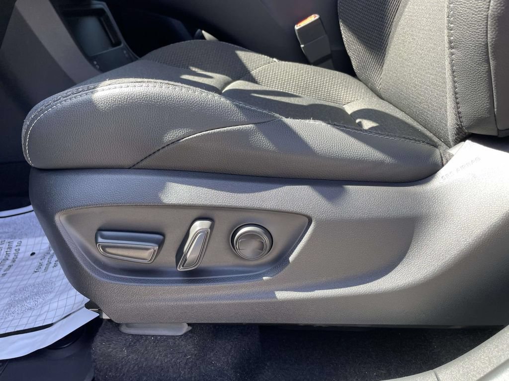 Used 2025 Toyota bZ4X FWD image 9