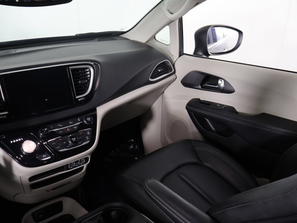 Used 2023 Chrysler Pacifica Touring-L FWD image 34