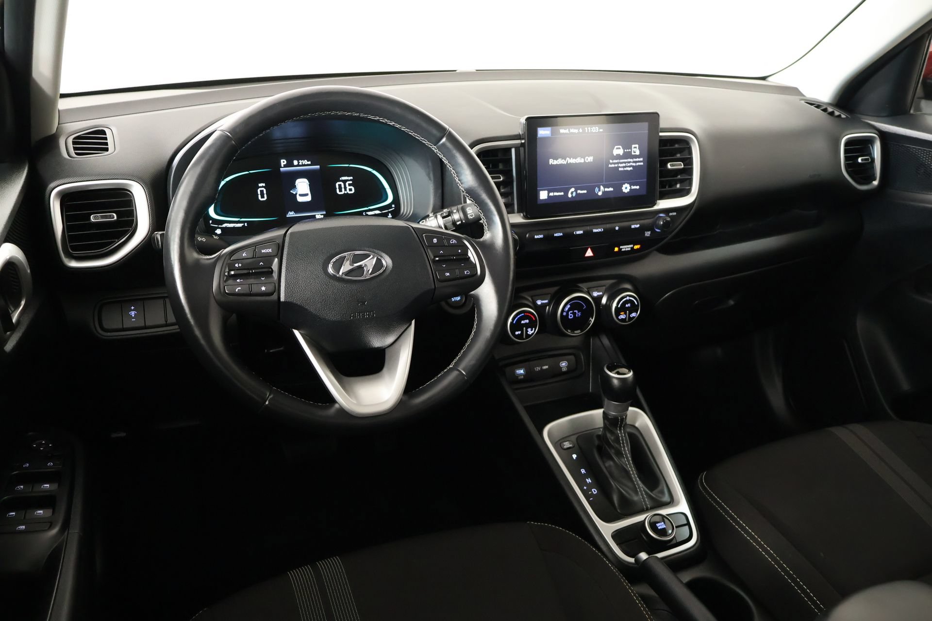 Used 2025 Hyundai Venue SEL FWD image 2