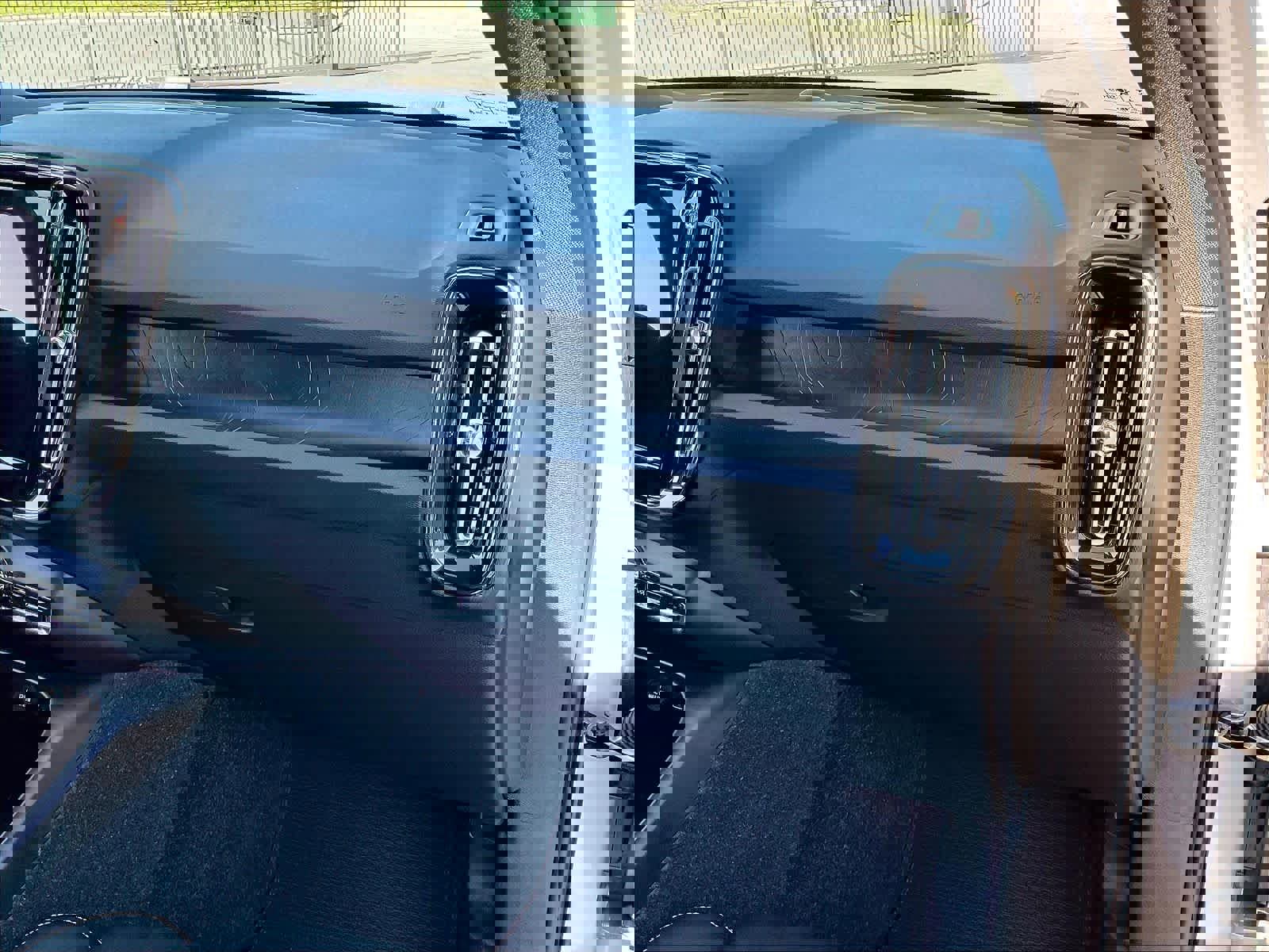 Used 2023 Volvo XC40 Recharge Plus image 19