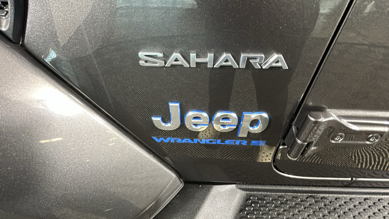 Used 2023 Jeep Wrangler Unlimited Sahara w/ Dual Top Group AWD/4WD image 11