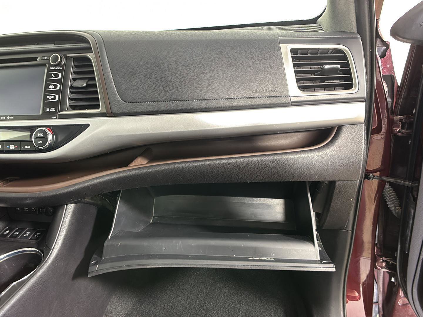 Used 2019 Toyota Highlander XLE AWD/4WD image 25
