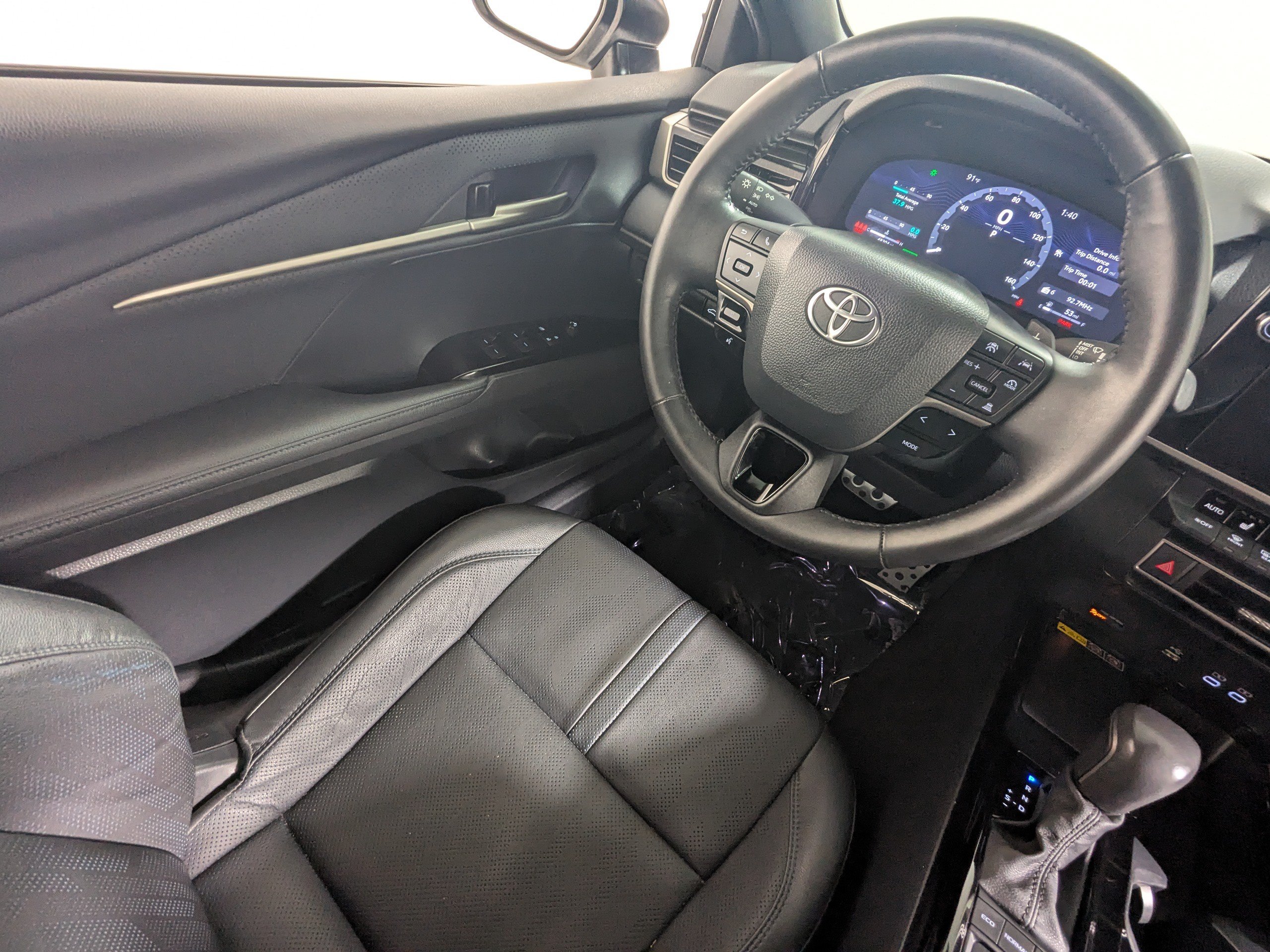 Used 2025 Toyota Camry XSE FWD image 9