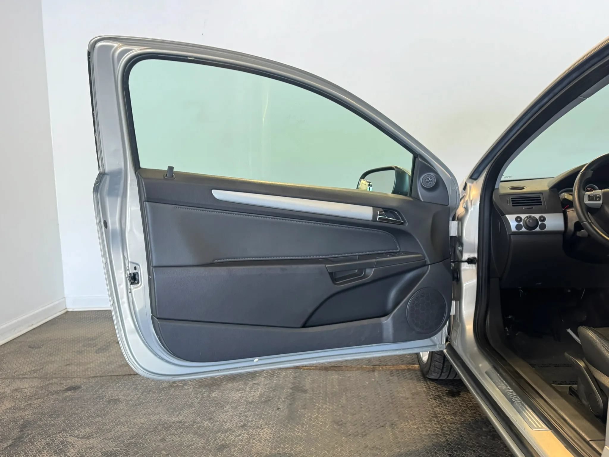 Used 2008 Saturn Astra XR w/ Premium Trim Package FWD image 7