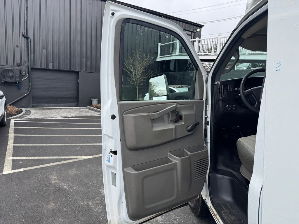 Used 2018 Chevrolet Express 3500 w/ Driver Convenience Package RWD image 10