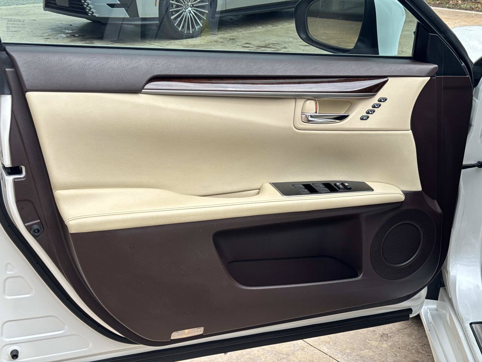 Used 2017 Lexus ES 350 w/ Premium Package FWD image 10