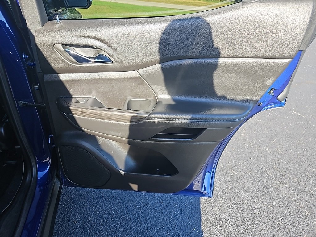 Used 2023 GMC Acadia SLT w/ Elevation Edition image 29