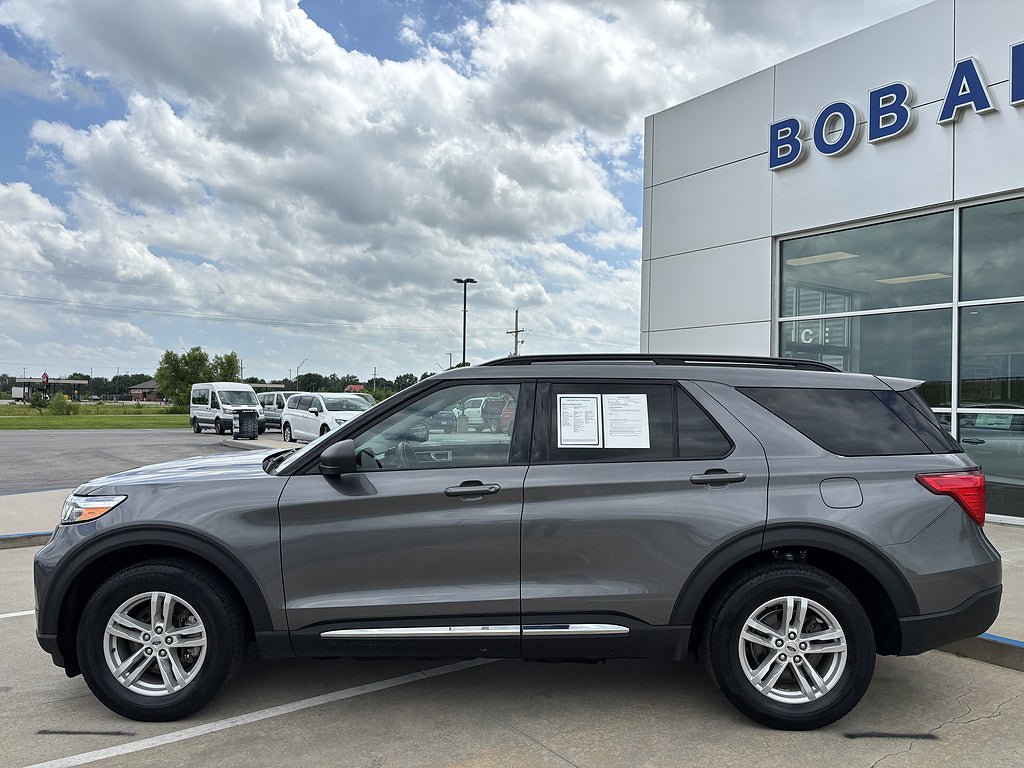 Used 2023 Ford Explorer XLT w/ Equipment Group 202A AWD/4WD image 2