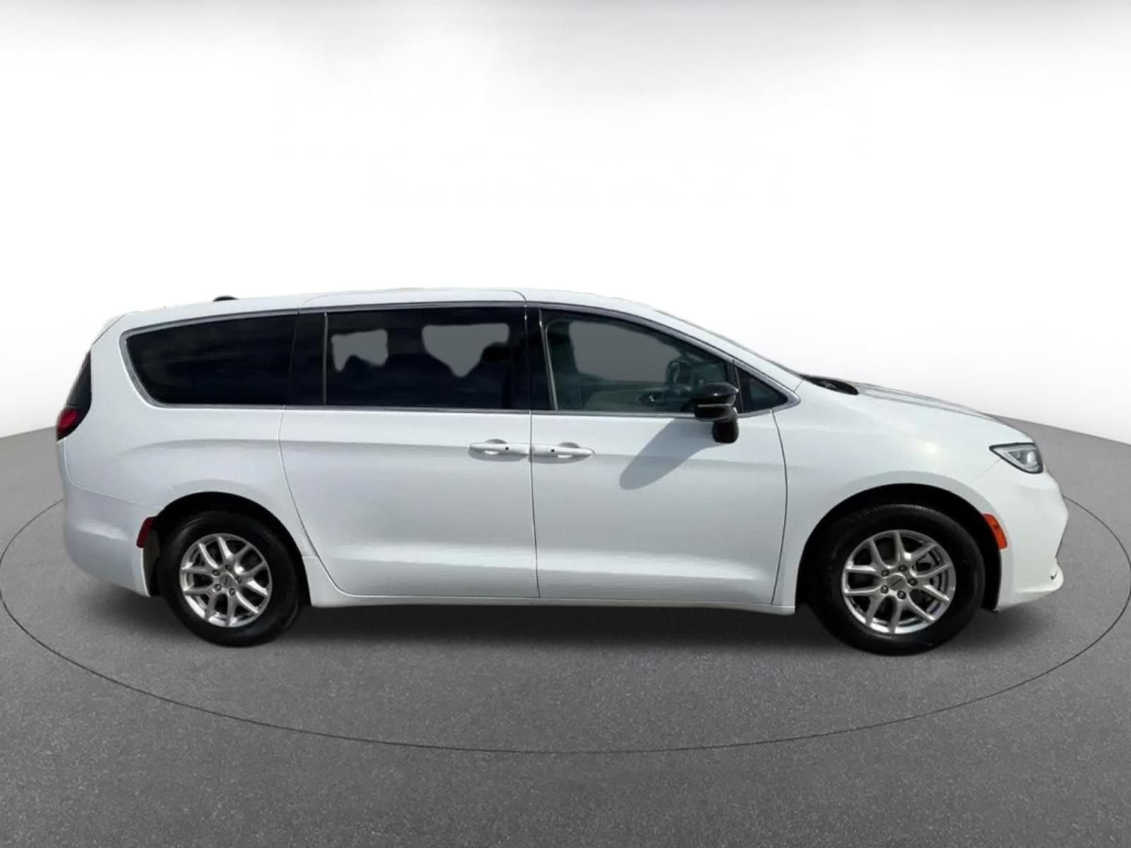 Used 2024 Chrysler Pacifica Touring-L FWD image 15