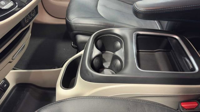 Used 2022 Chrysler Pacifica Touring-L FWD image 28