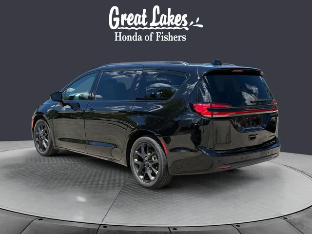 Used 2025 Chrysler Pacifica Limited FWD image 3