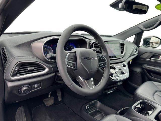 Certified 2025 Chrysler Pacifica Select image 11