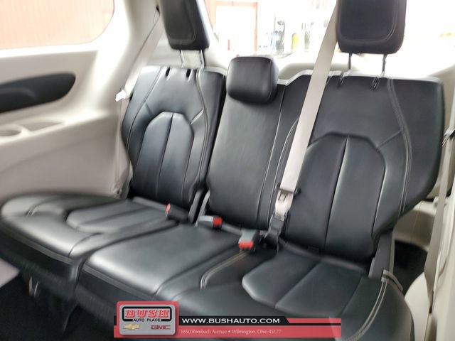Used 2023 Chrysler Pacifica Touring-L image 11
