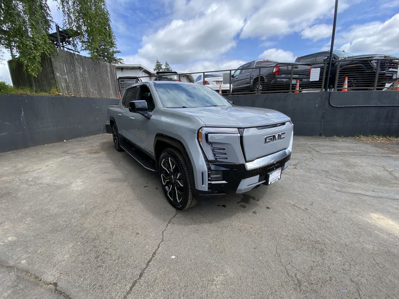 Used 2025 GMC Sierra EV Denali AWD/4WD image 8