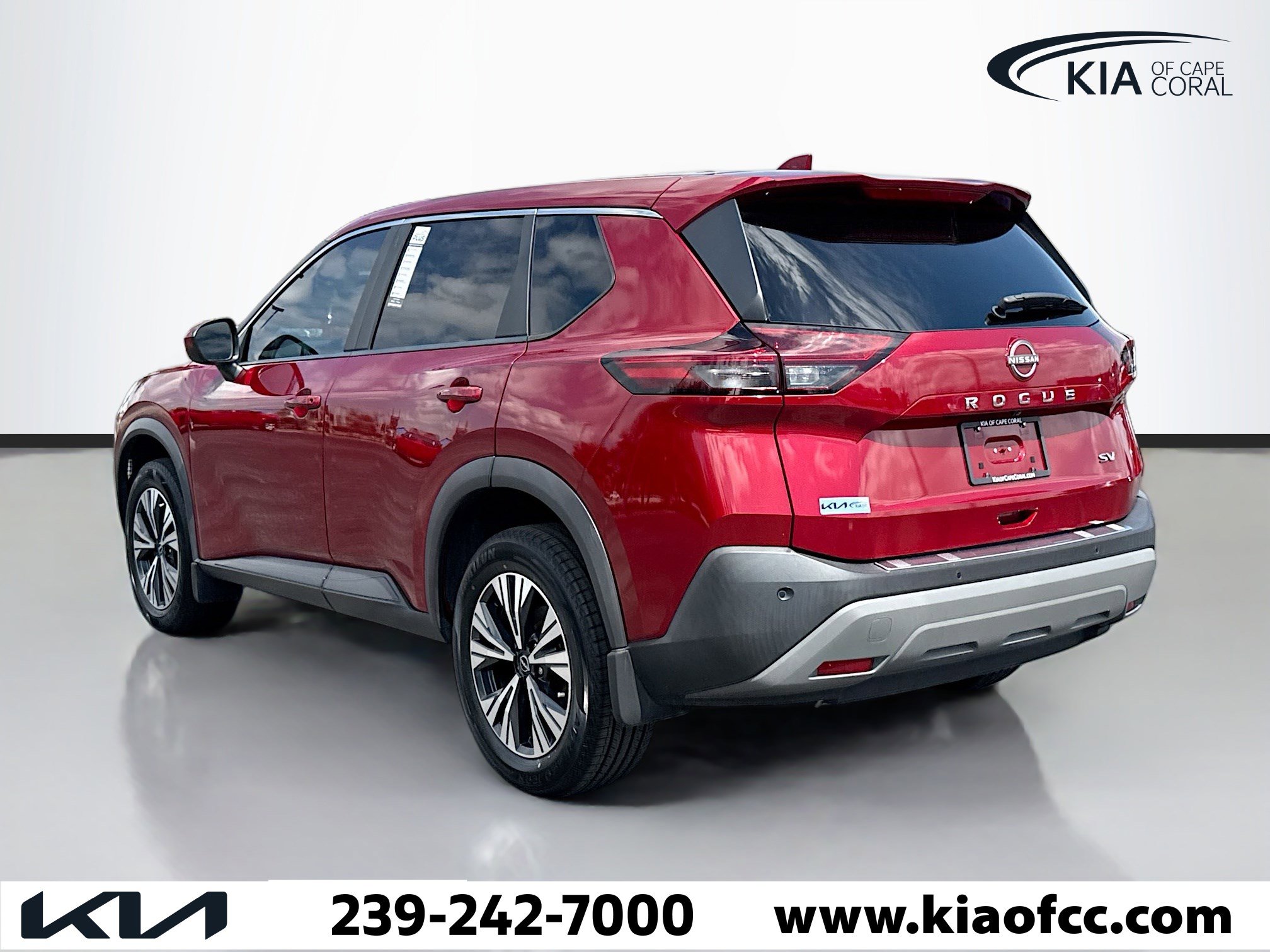Used 2023 Nissan Rogue SV image 3