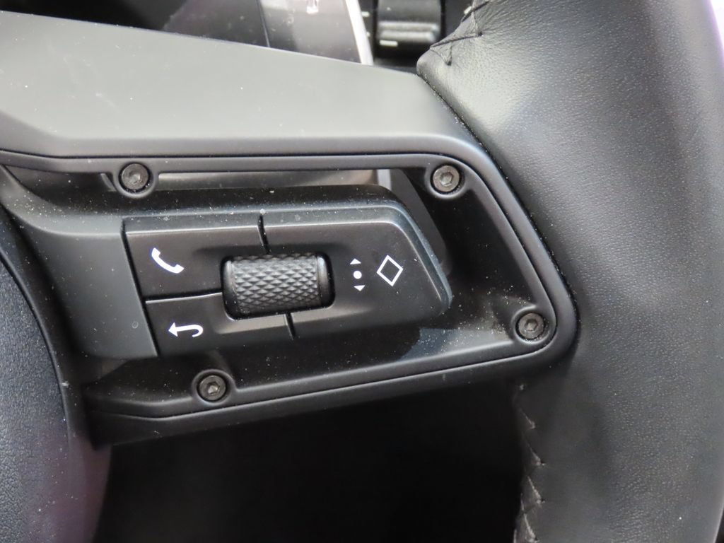 Certified 2025 Porsche Macan AWD/4WD image 22