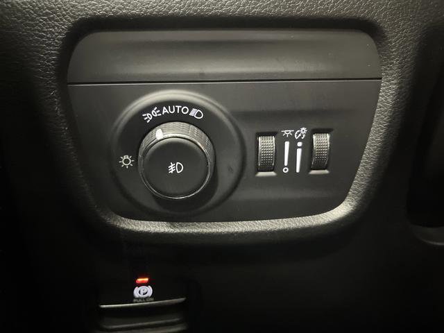 Used 2023 Jeep Grand Cherokee Limited w/ Luxury Tech Group II image 24