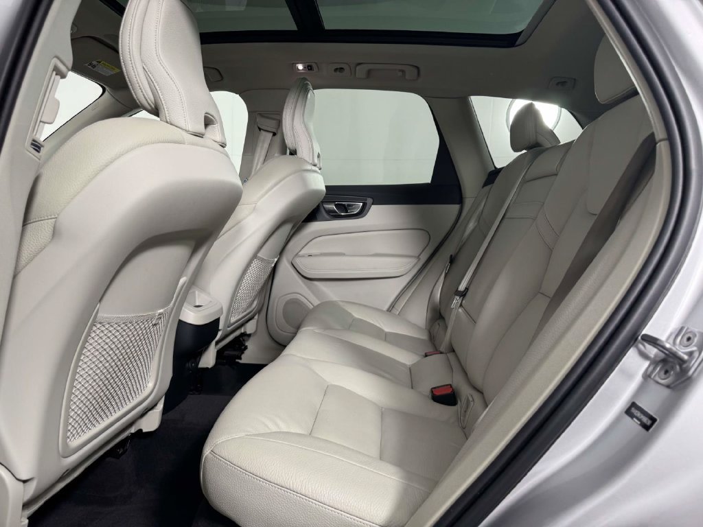 Used 2021 Volvo XC60 T5 Momentum w/ Premium Package AWD/4WD image 32