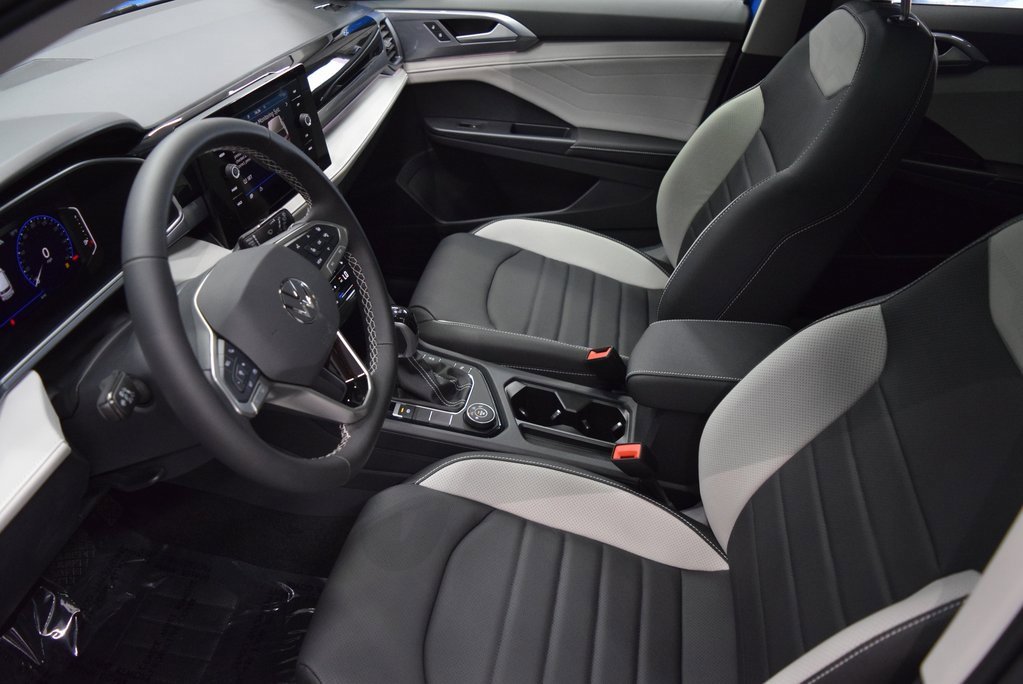 New 2025 Volkswagen Taos SEL image 4