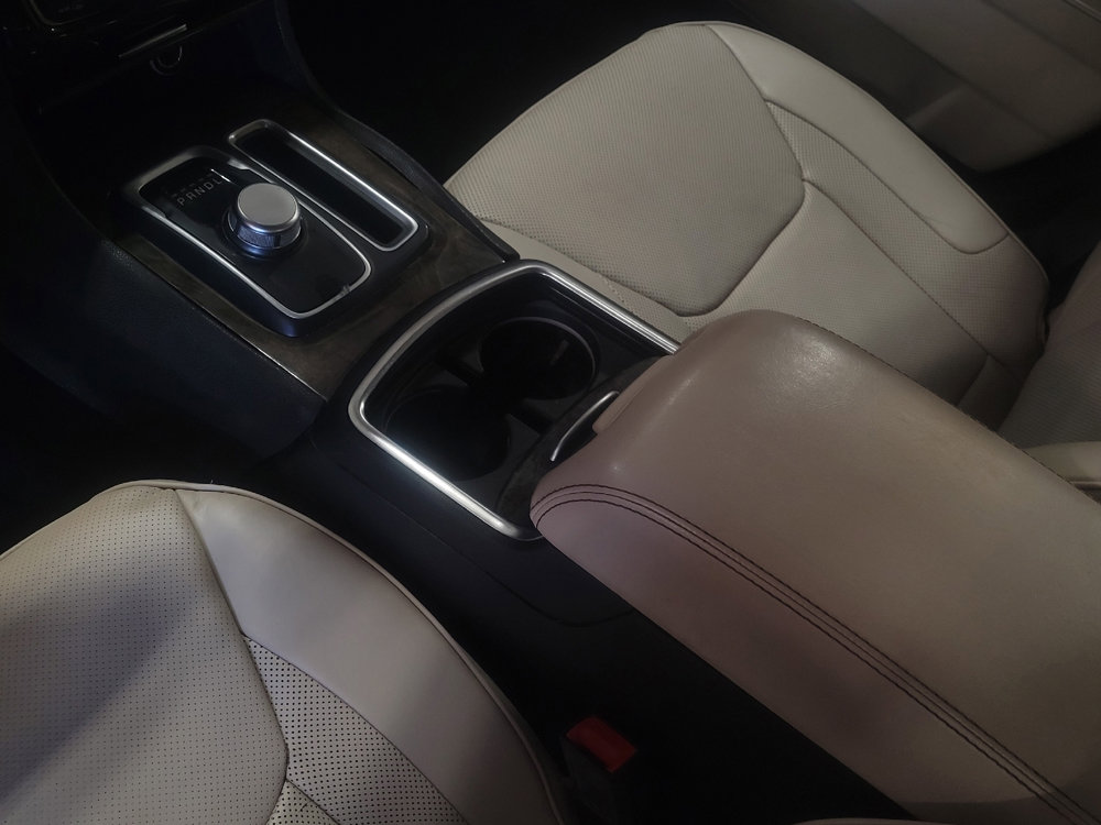 Used 2016 Chrysler 300 C image 26