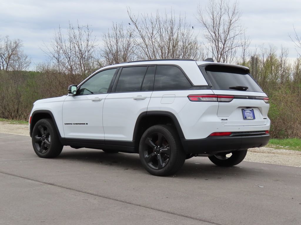 Certified 2023 Jeep Grand Cherokee Limited w/ Black Appearance Package image 4