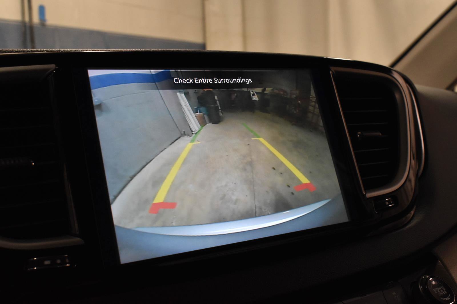 Used 2024 Chrysler Pacifica Touring-L image 18