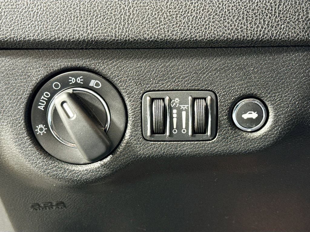 Used 2022 Chrysler 300 Touring w/ Sport Appearance Package image 10