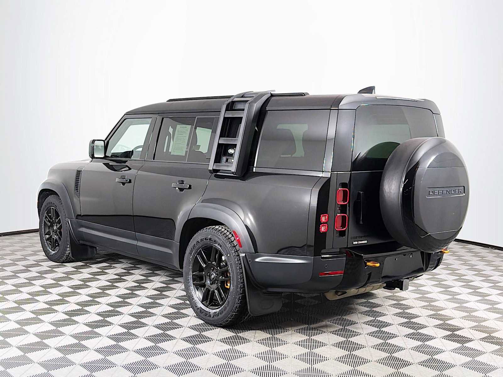 Used 2023 Land Rover Defender 130 SE image 7