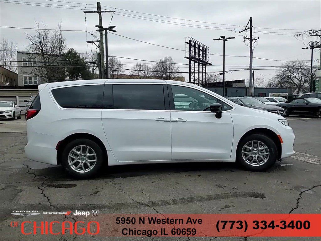 New 2025 Chrysler Pacifica Select FWD image 4