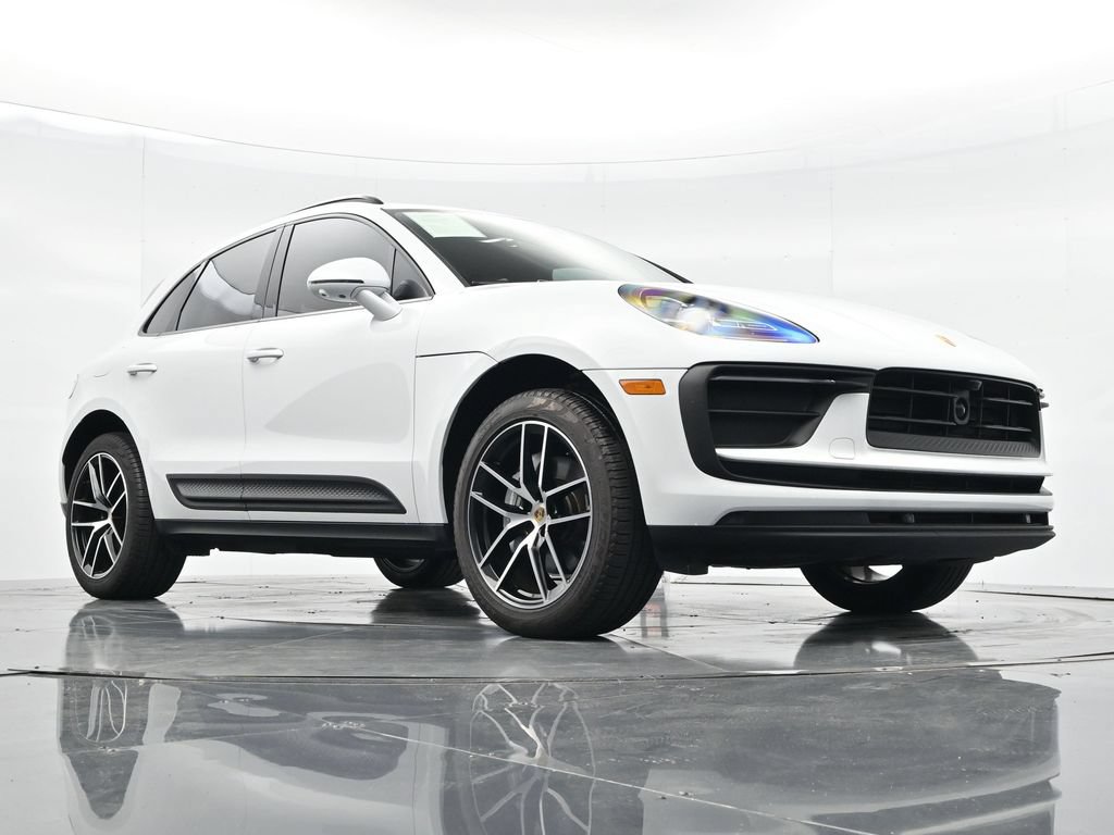 Certified 2025 Porsche Macan AWD/4WD image 24