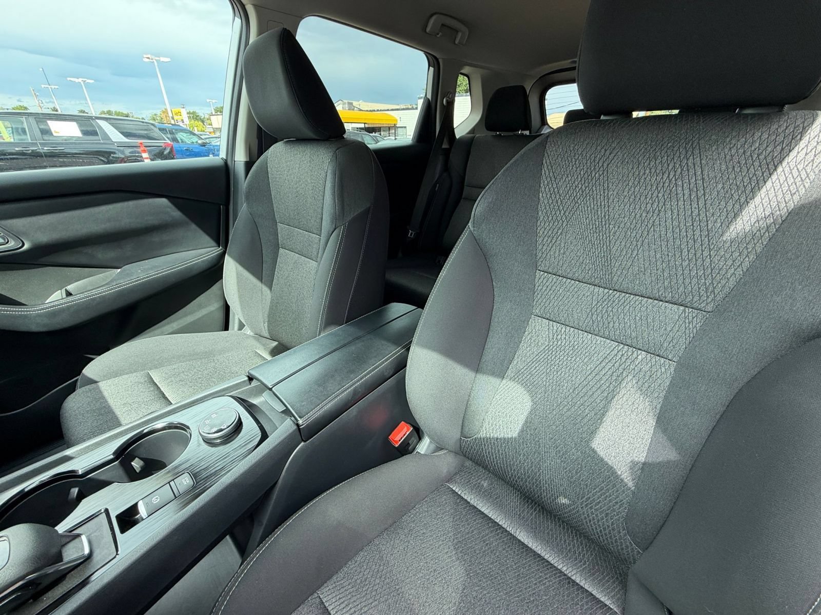 Used 2025 Nissan Rogue SV AWD/4WD image 37