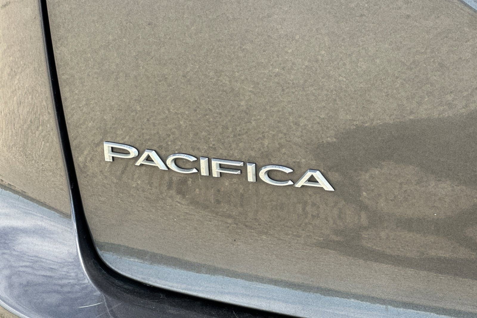 Used 2023 Chrysler Pacifica Touring-L FWD image 27