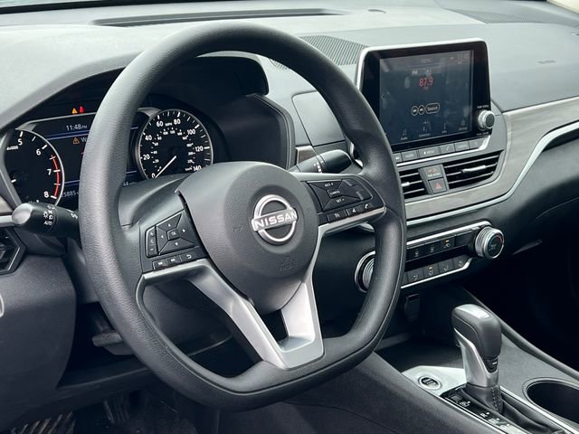 Used 2025 Nissan Altima 2.5 SV image 2