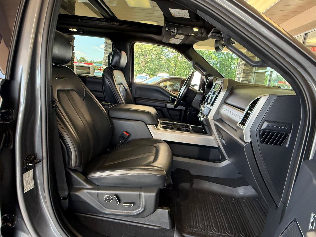 Used 2022 Ford F350 Platinum w/ Tremor Off-Road Package AWD/4WD image 15