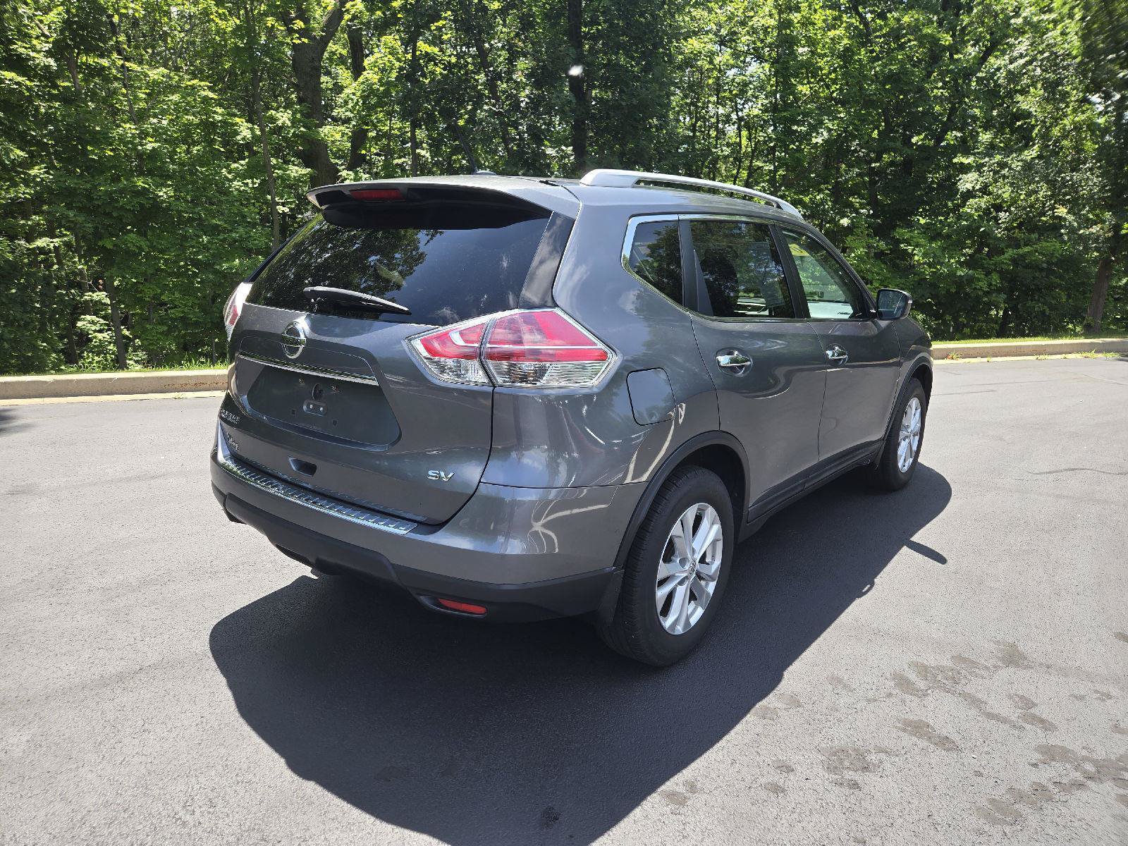 Used 2015 Nissan Rogue SV w/ SV Moonroof Package FWD image 3