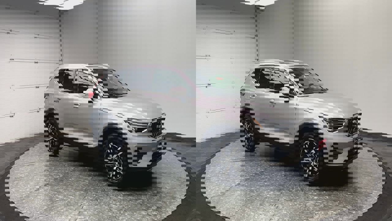 Used 2025 Volvo XC40 B5 Core image 34