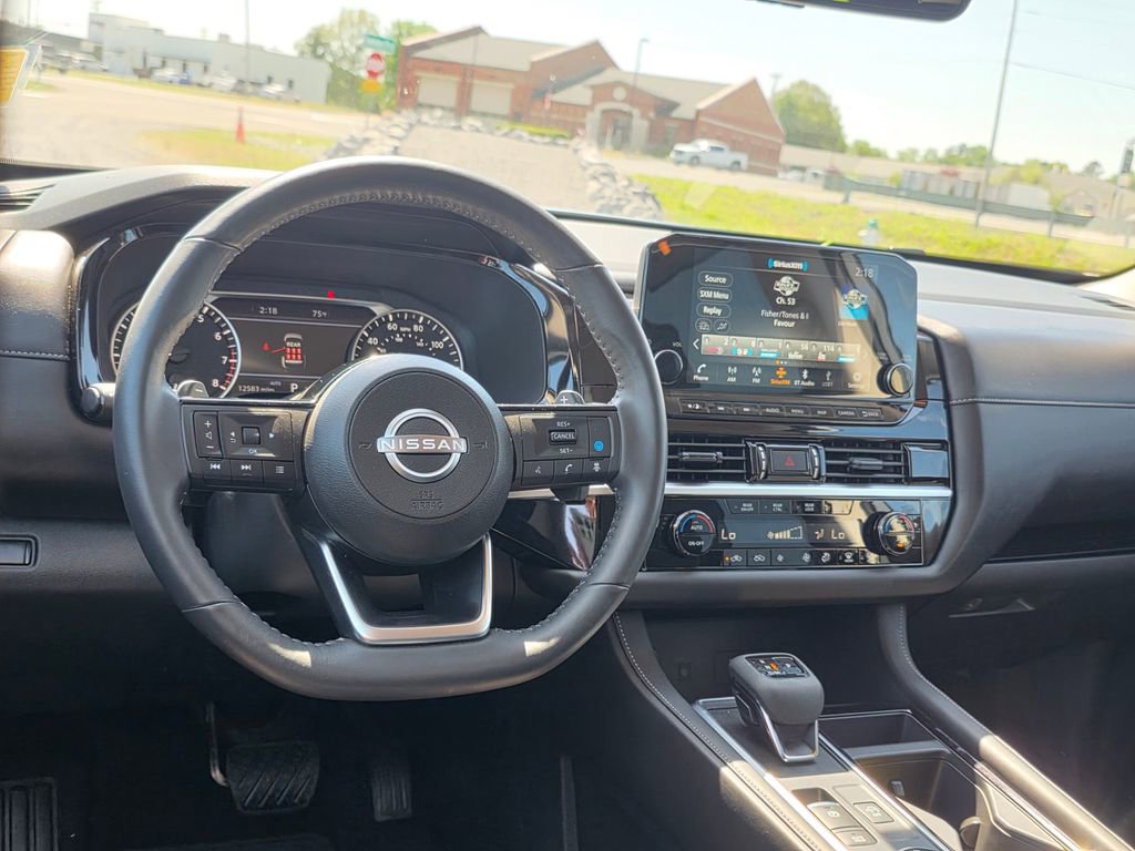 Used 2025 Nissan Pathfinder SL AWD/4WD image 39