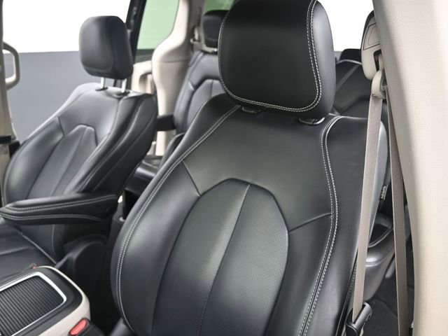 Used 2023 Chrysler Pacifica Touring-L image 12