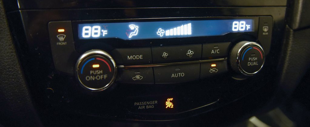 Used 2017 Nissan Rogue SV w/ Midnight Edition image 18