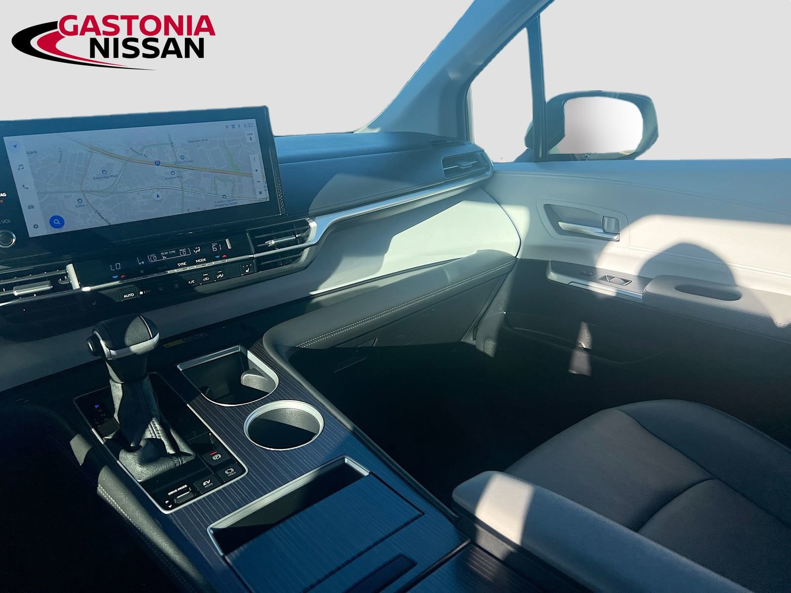 Used 2025 Toyota Sienna XLE image 32