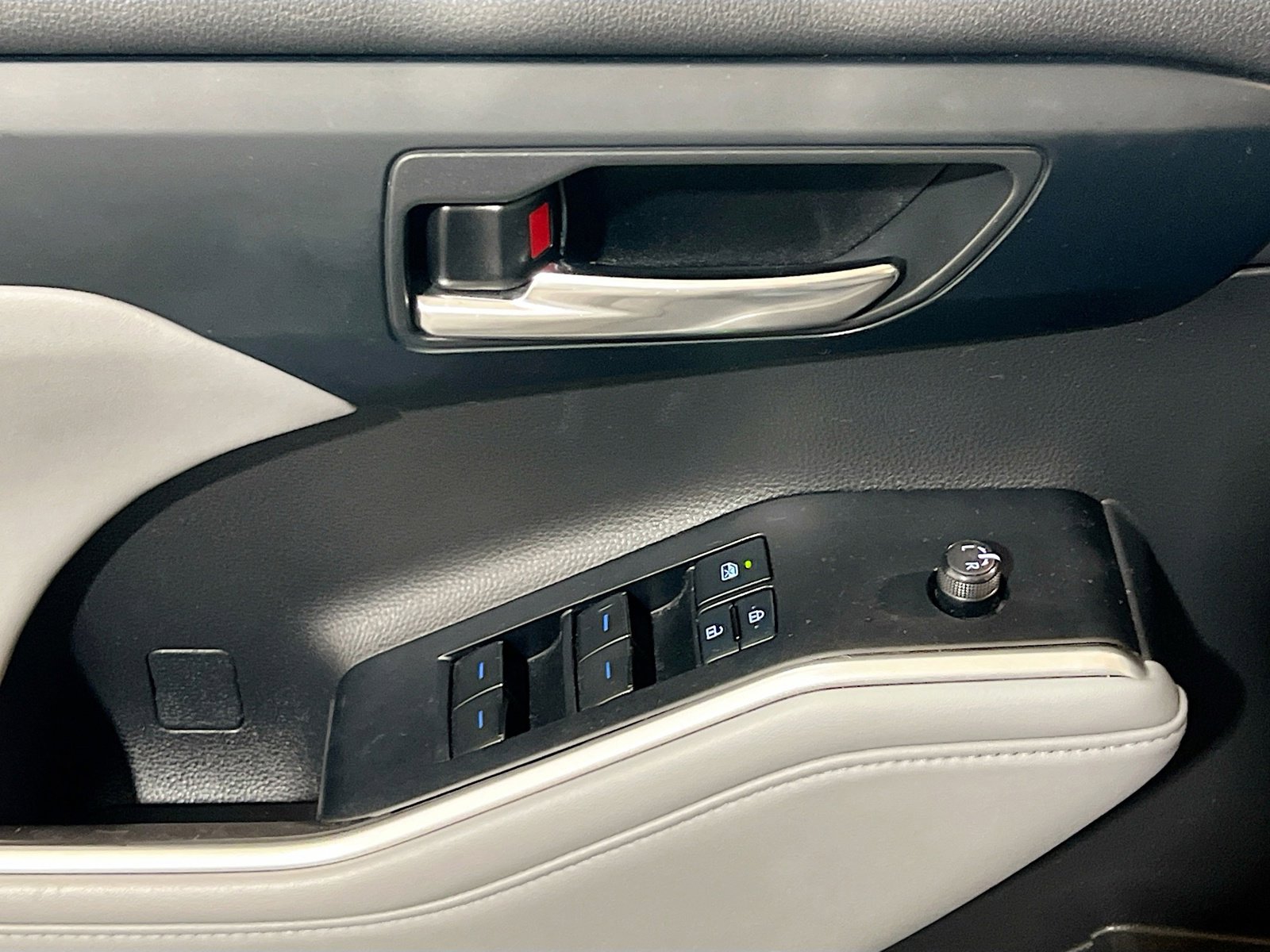 Used 2022 Toyota Highlander XLE image 14